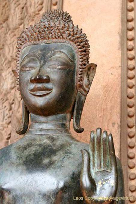 Mudra de destemor, Wat Phra Kaew Ho, Vientiane, Laos