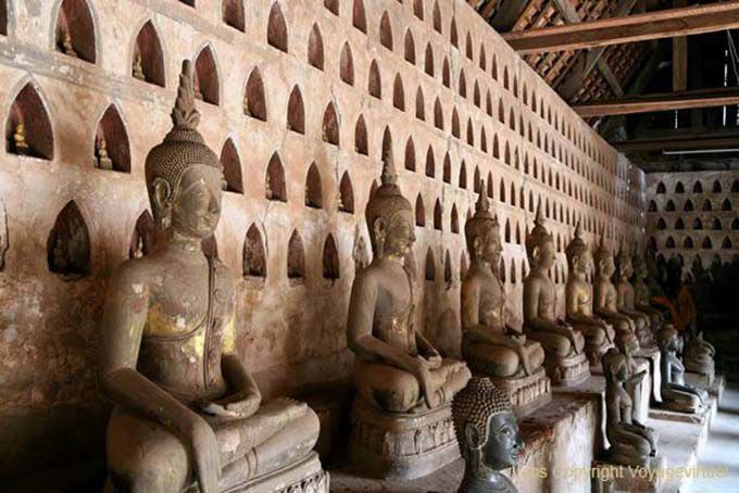 Pequenos nichos na parede e Budas milhares, Wat Sisaket, Vientiane, Laos