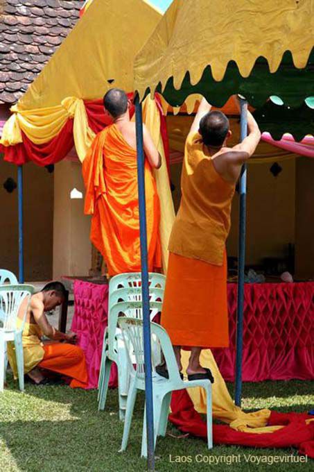 Monges no trabalho, Wat That Luang, Vientiane, Laos