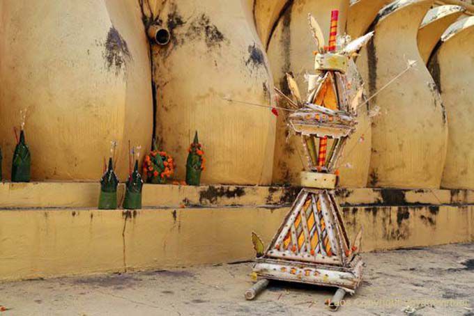 Oferendas ao pé da Pha That Luang, Vientiane, Laos