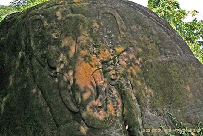 Elefante em baixo relevo na rocha Wat Phou, Laos