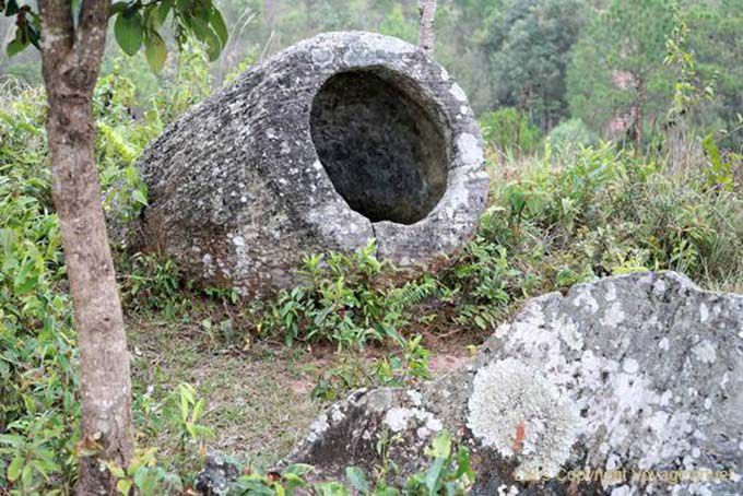 Restos de uma civilização indígena Kha planície dos frascos, Laos