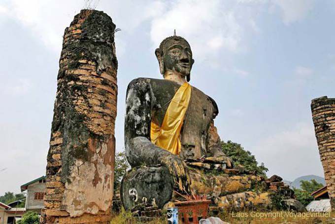 Grande Buda senta Wat Phia Wat Xieng Khouang Old Capital, Laos