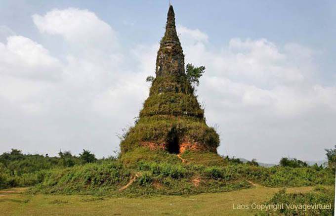 Stupa coberto de vegetação, Xieng Khouang Old Capital, Laos