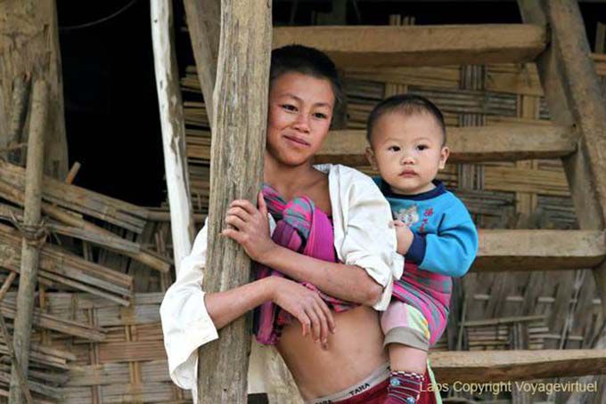 Muito jovem, mãe e filho, Thai Dam, Xieng Khouang, Laos