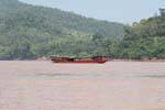 Barco de transporte tradicional no Mekong, Luang Prabang, Laos.
