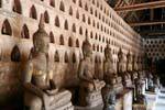 Pequenos nichos na parede e Budas milhares, Wat Sisaket, Vientiane, Laos.