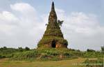 Stupa coberto de vegetação, Xieng Khouang Old Capital, Laos.