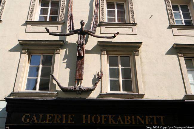 Altstadt, escultura na fachada da Galerie Hofkabinett, Hofgasse, Linz - Áustria