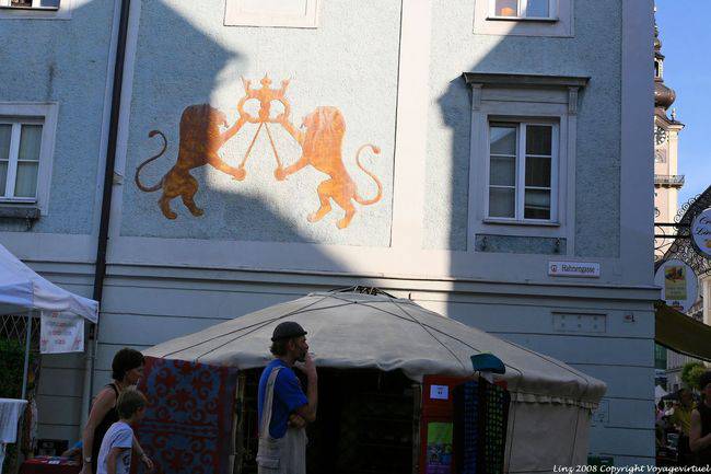 Altstadt, Hahnengasse, leões e coroa, Linz - Áustria