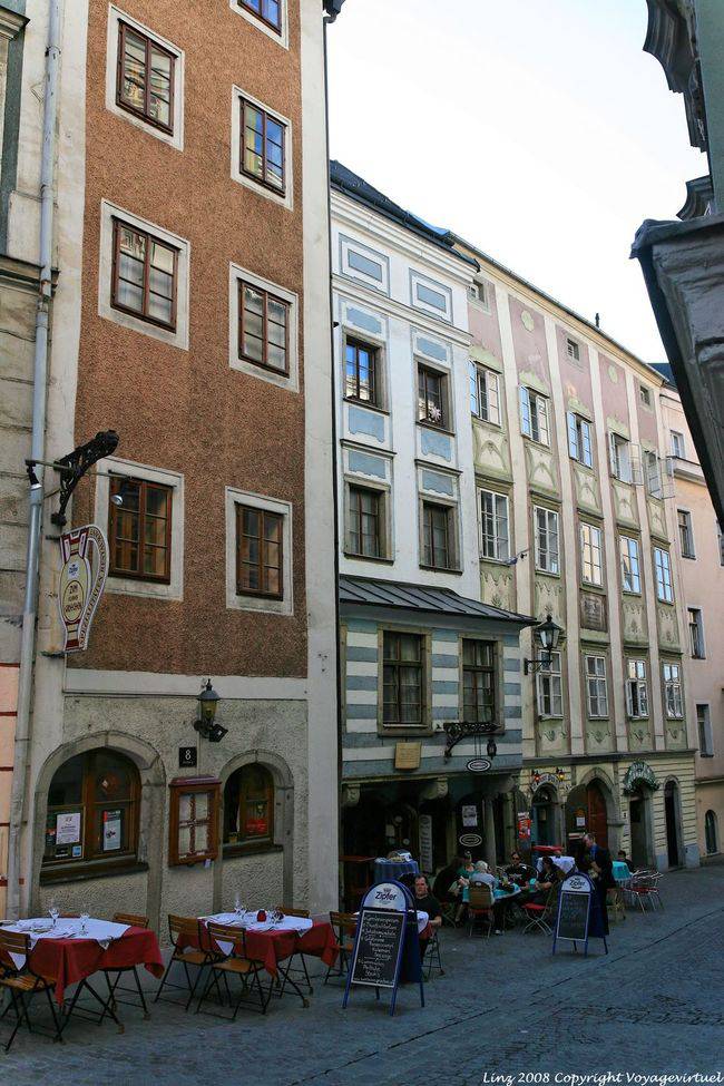 Terraço e fachadas pintadas, Altstadt, Hofberg, Linz - Áustria