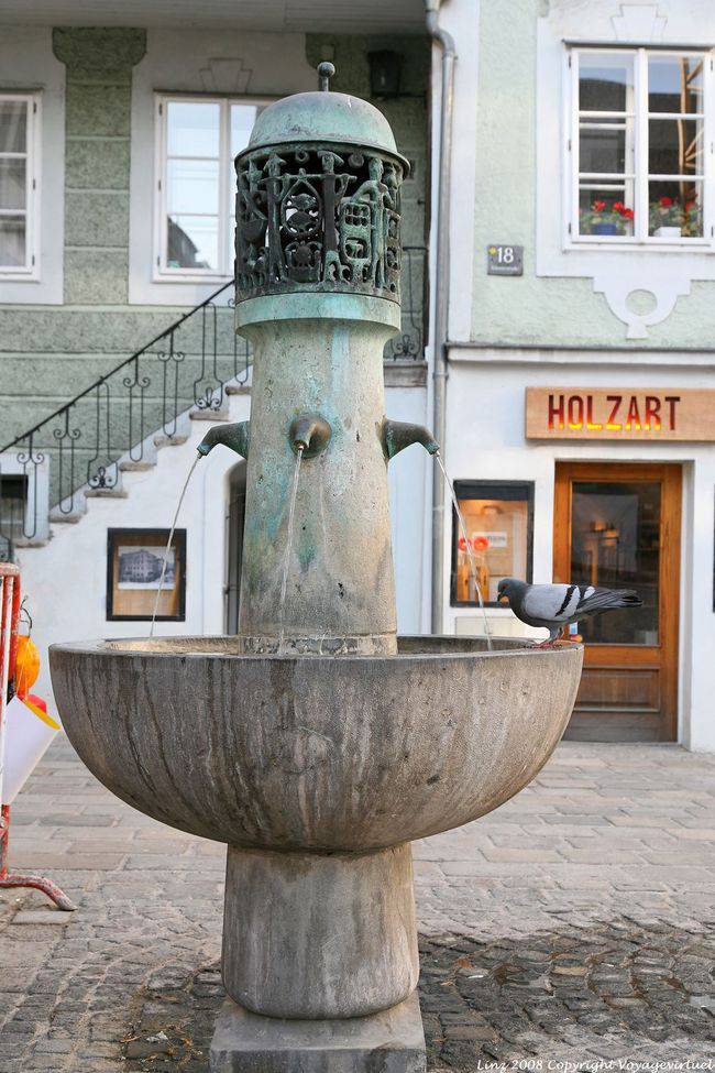 Altstadt, Klosterstrasse, fonte de pombos, Linz - Áustria