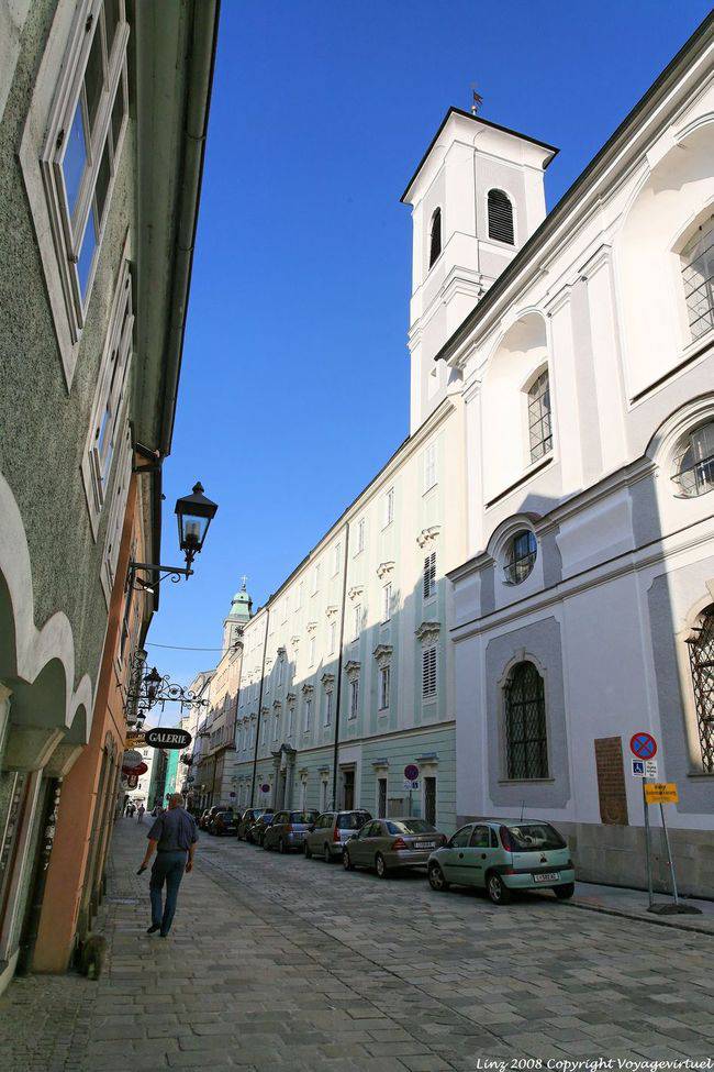 Torre sineira na rua, Klosterstrasse, Minoritenkirche, Linz - Áustria