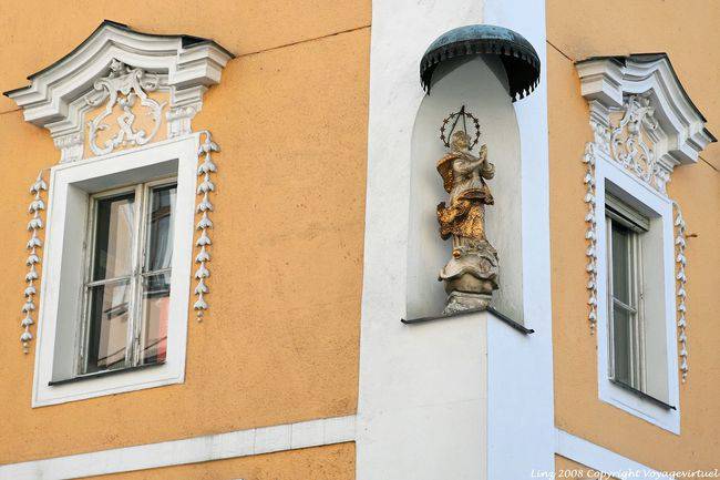 Domgasse, o Santo em um ângulo, Linz - Áustria
