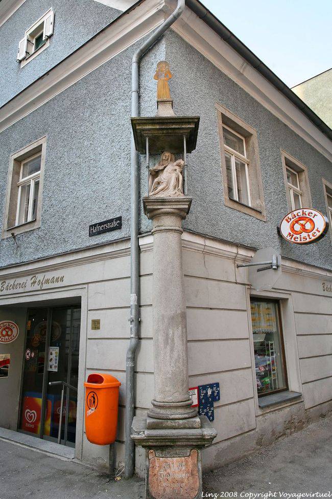 Hafnerstrasse, Virgem e Cristo na esquina da rua, Linz - Áustria