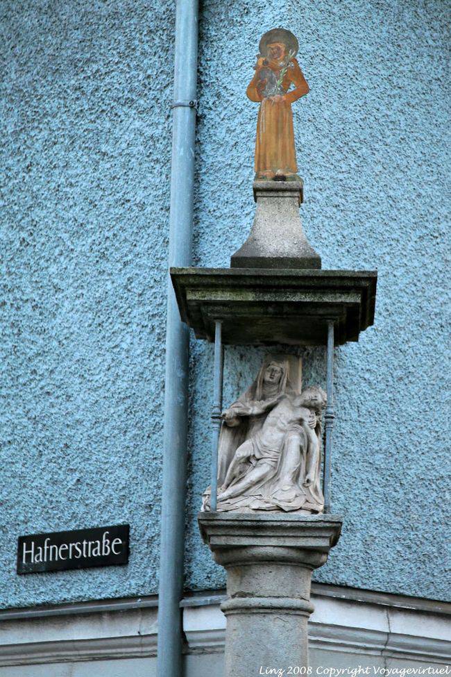 Hafnerstrasse, detalhe em uma coluna votiva, Linz - Áustria