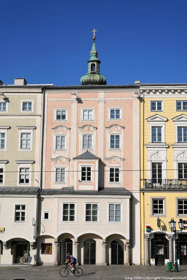 Campanário na fachada da Hauptplatz, Linz - Áustria