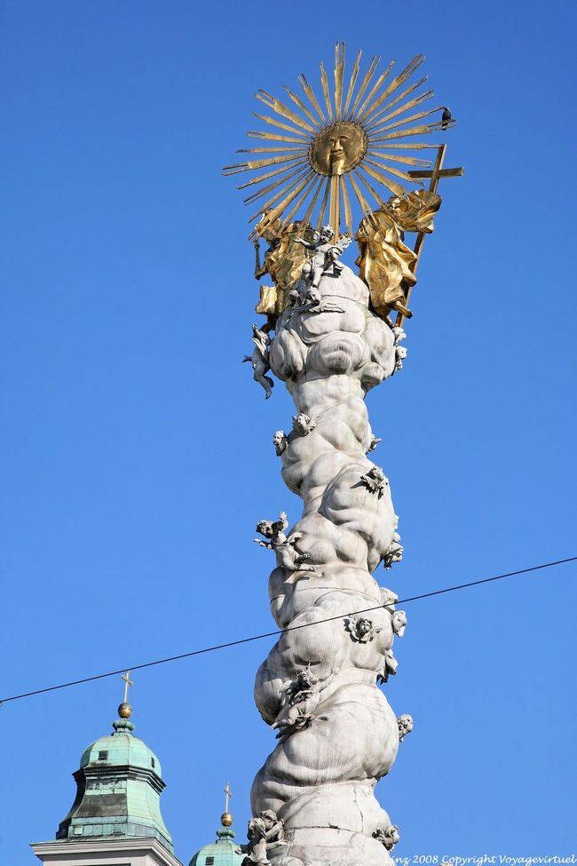 Hauptplatz, detalhe da Dreifaltigkeitssaule, Linz - Áustria