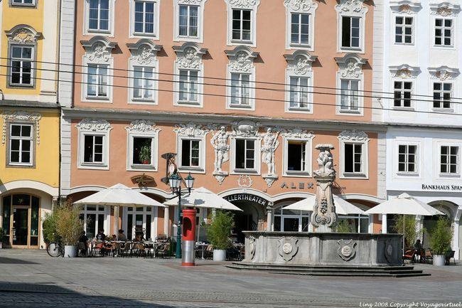Hauptplatz, Kellertheater, uma fonte, Linz - Áustria