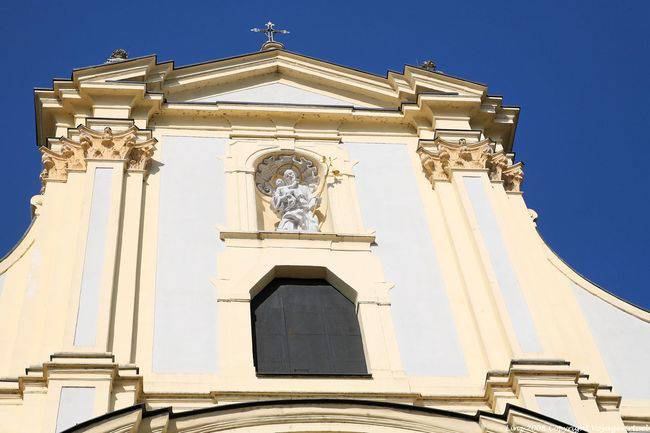 Karmeliter Kirche, close-up no topo da fachada, Linz - Áustria