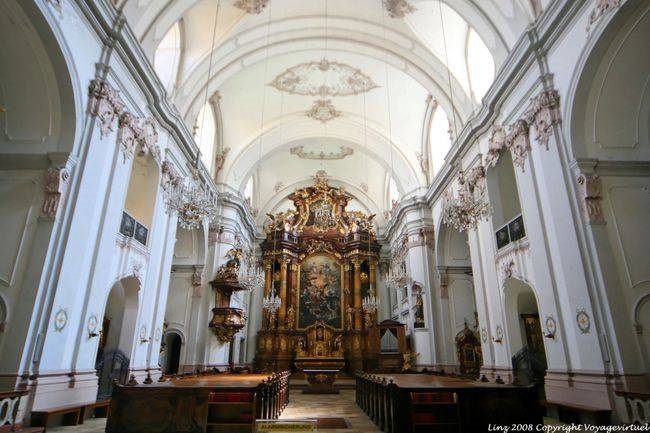 Karmeliter Kirche, a nave e o altar, Linz - Áustria