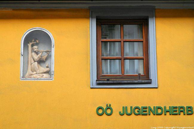 Kremstal Bundesstrasse, estátua do flautista, Jugendherberge, Linz - Áustria