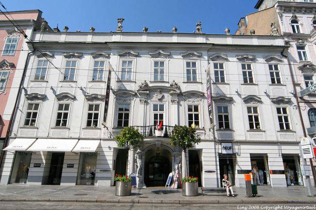 Landstrasse, fachada com atlas e estátuas no telhado, Boss e Neuf, Linz - Áustria