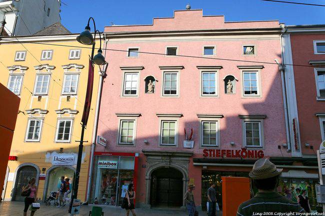Landstrasse, fachada rosa com estátuas em nichos, Linz - Áustria