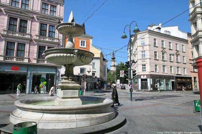 Landstrasse, Taubenmarkt, Fonte de Sparkassen, Linz - Áustria
