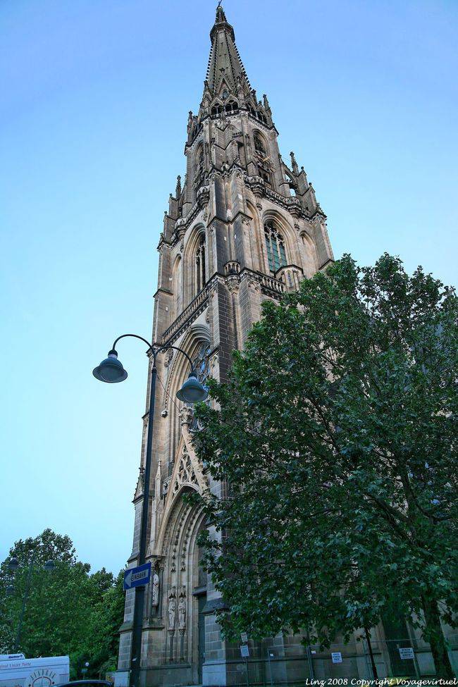 Neuer Dom, a torre sineira vista da Baumbachstrasse, Linz - Áustria