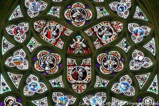 Neuer Dom, close-up em um vitral, Linz - Áustria