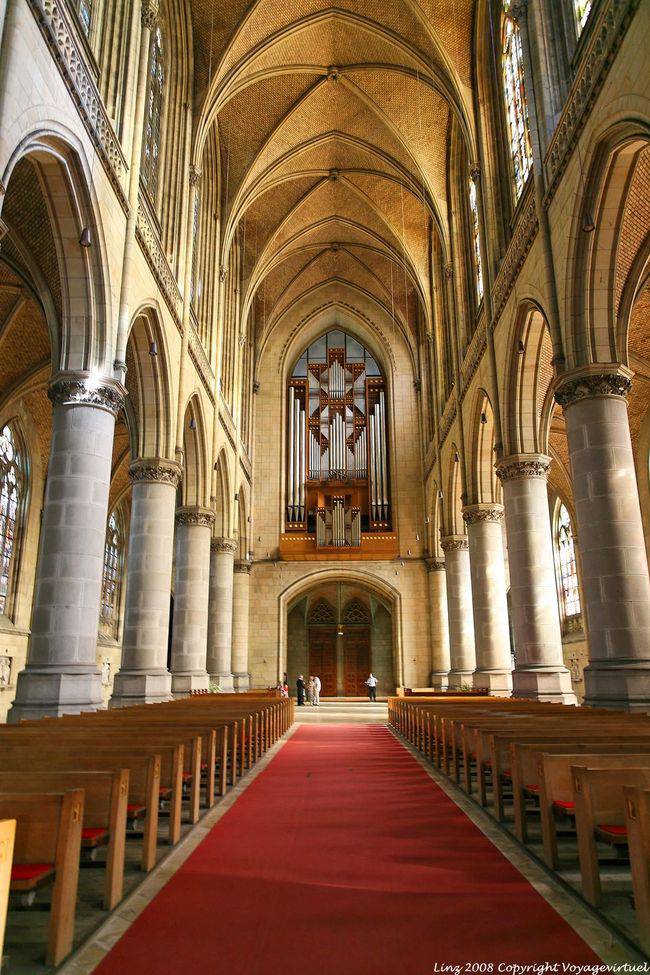 Neuer Dom, os grandes órgãos e o tapete vermelho da nave, Linz - Áustria