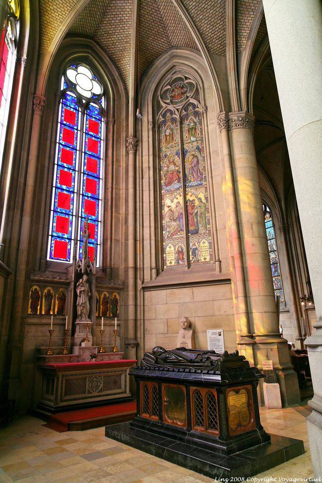 Neuer Dom, túmulo e vitral, Linz - Áustria