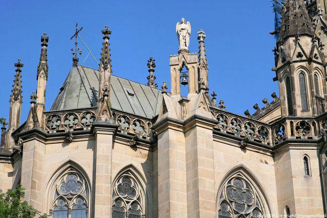 Neuer Dom, zoom na estátua de um anjo, Linz - Áustria
