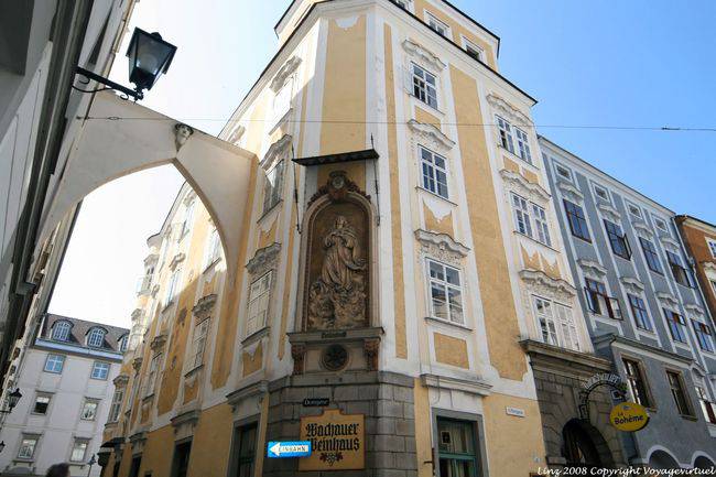 Pfarrgasse, estátua na esquina da Domgasse, Machauer Weinhaus, Linz - Áustria