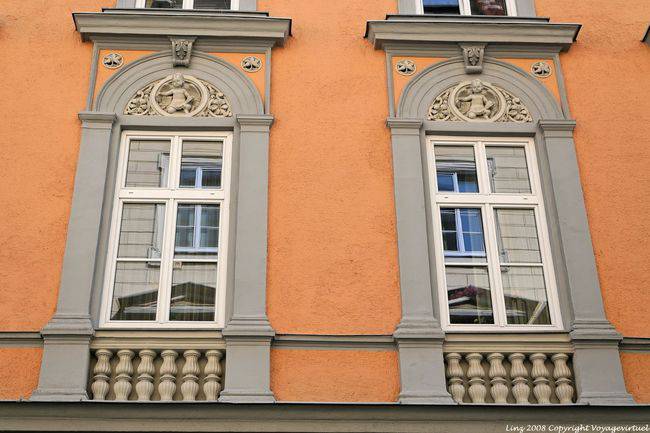 Pfarrgasse, fachada laranja e querubins esculpidos, Linz - Áustria