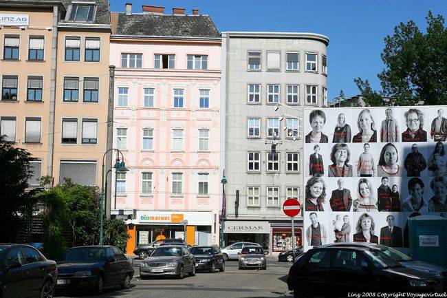Schiller Platz, rostos em um pub, Linz - Áustria