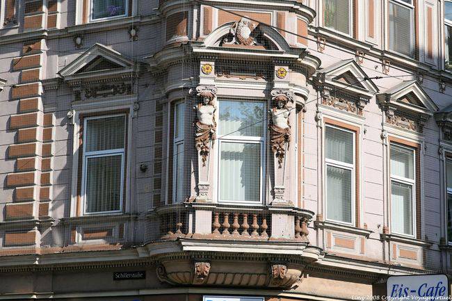 Schillerstrasse, Landstrasse, atlantes em close-up, Linz - Áustria