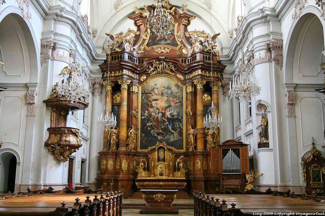 Ursulinen Kirche, o altar da igreja, Linz - Áustria