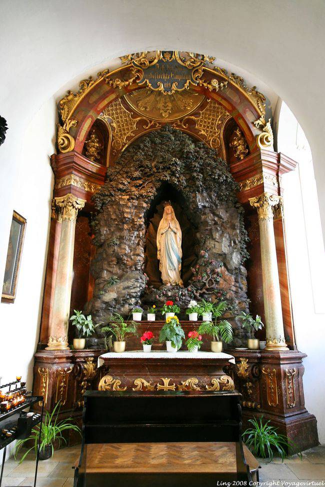 Ursulinen Kirche, Virgem em uma caverna, Linz - Áustria
