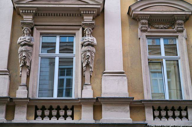 Waltherstrasse, estátuas de mulheres nas colunas, Linz - Áustria