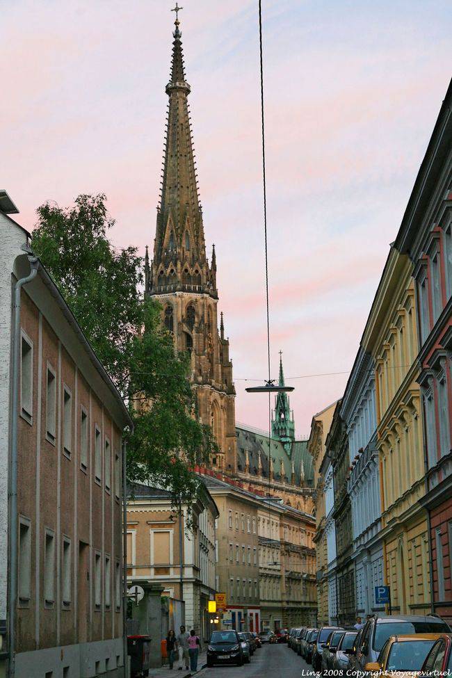 Waltherstrasse, luzes da noite, Neuer Dom, Linz - Áustria