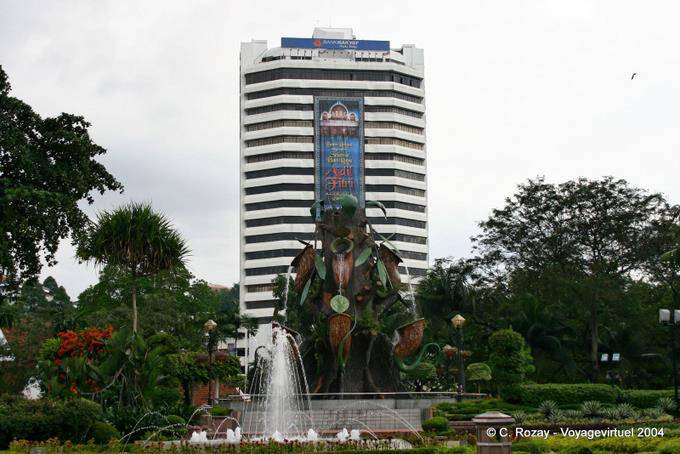 A fonte do dragão, jardim de Menara Kuala Lumpur - Malaysia