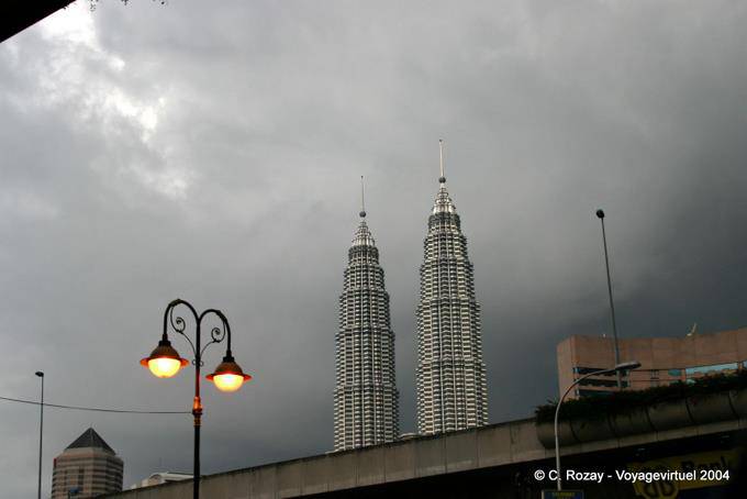 Descoberta das Torres Gêmeas Petronas no início da manhã, Kuala Lumpur - Malaysia