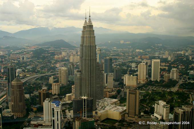 Perfil da Petronas e montanhas na distância da Torre KL, Kuala Lumpur - Malaysia