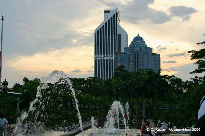 Sol e jatos de água antes da Menara Olympia e Maybank, Kuala Lumpur - Malaysia