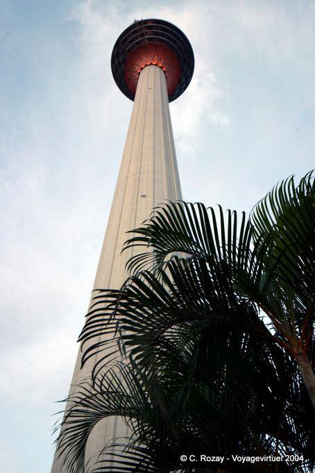 Outro ponto de vista a partir do fundo de 421 metros da Menara Kuala Lumpur - Malaysia