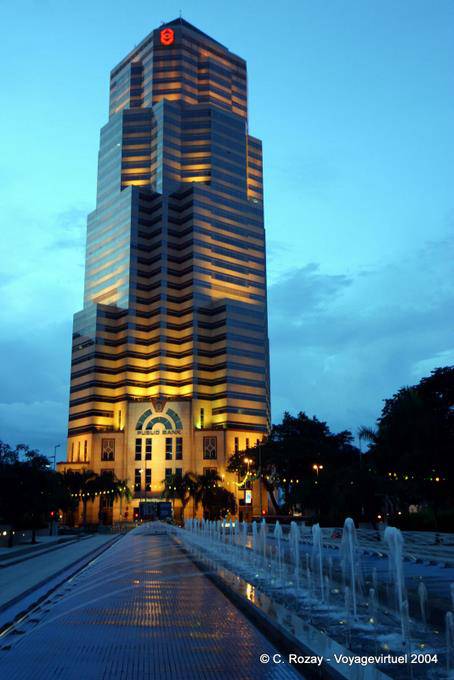 Edifício preto e amarelo no Banco Menara, Kuala Lumpur - Malaysia