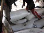 Empilement des sacs de grains sur la pinasse au port vers Mopti, Mali.