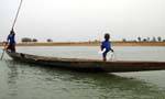 Pagaie et gain dans une pirogue, entre Mopti et Tombouctou, Mali.